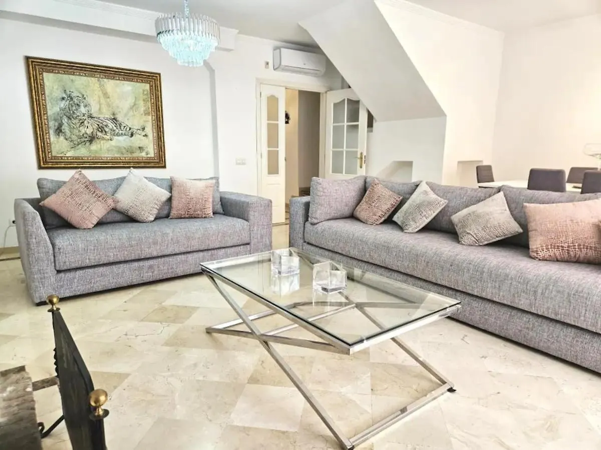 Pass The Keys Amplia Casa En Una Zona Ideal contacts